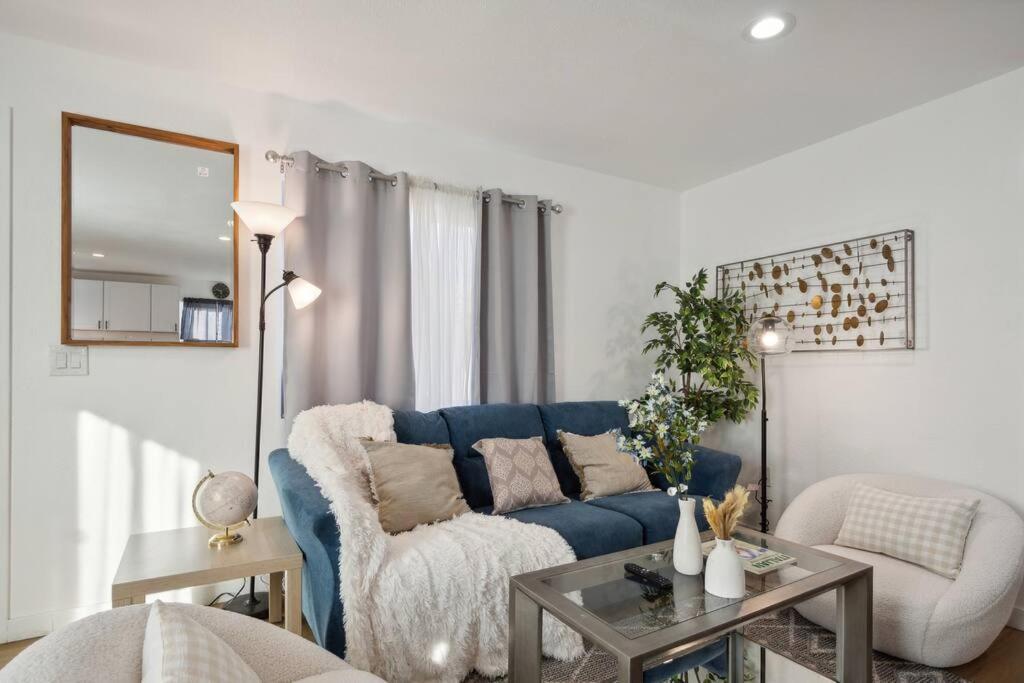 Entire Private 3-bedroom Home, Ranch, Baby Crib, Gated Yard, Available Now Holiday home San Diego