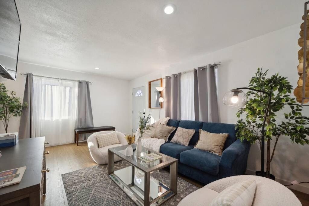 Holiday home Entire Private 3-bedroom Home, Ranch, Baby Crib, Gated Yard, Available Now San Diego