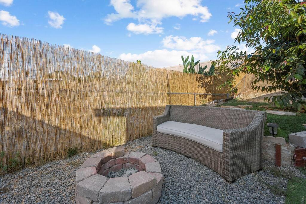 Casa de férias Entire Private 3-bedroom Home, Ranch, Baby Crib, Gated Yard, Available Now