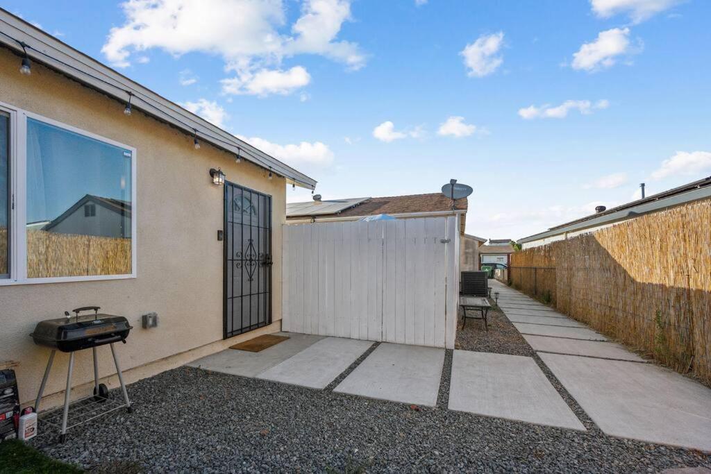 Entire Private 3-bedroom Home, Ranch, Baby Crib, Gated Yard, Available Now Casa de férias